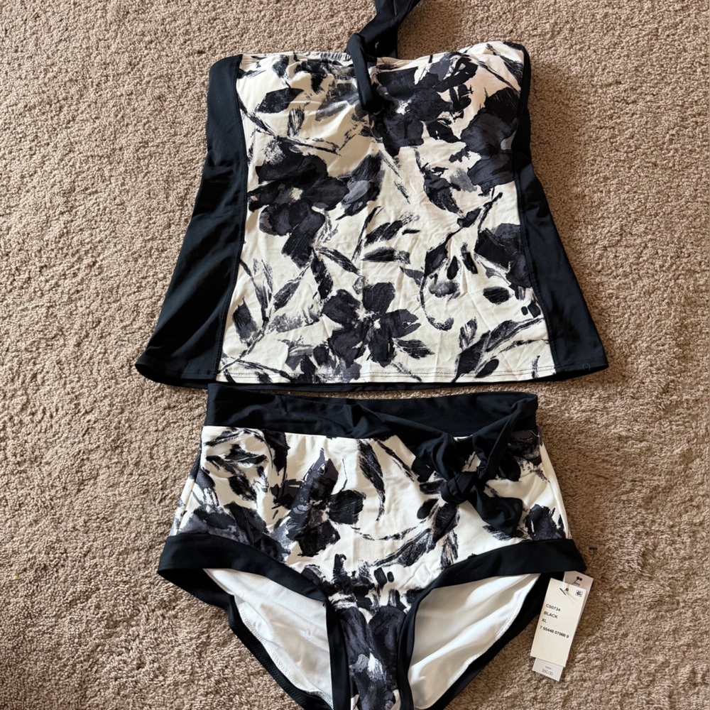 Carmen Marc Valvo Black and White Floral XL Swimsuit Set